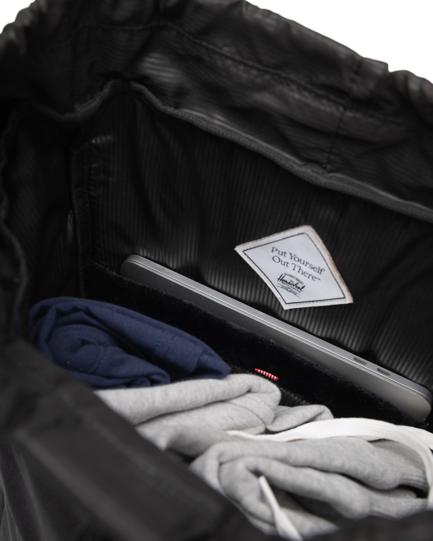 Siyah Herschel Retreat Su İtici Kumaş 16" Laptop Uyumlu Mıknatıslı Kapama Sırt Çantası, 23 L